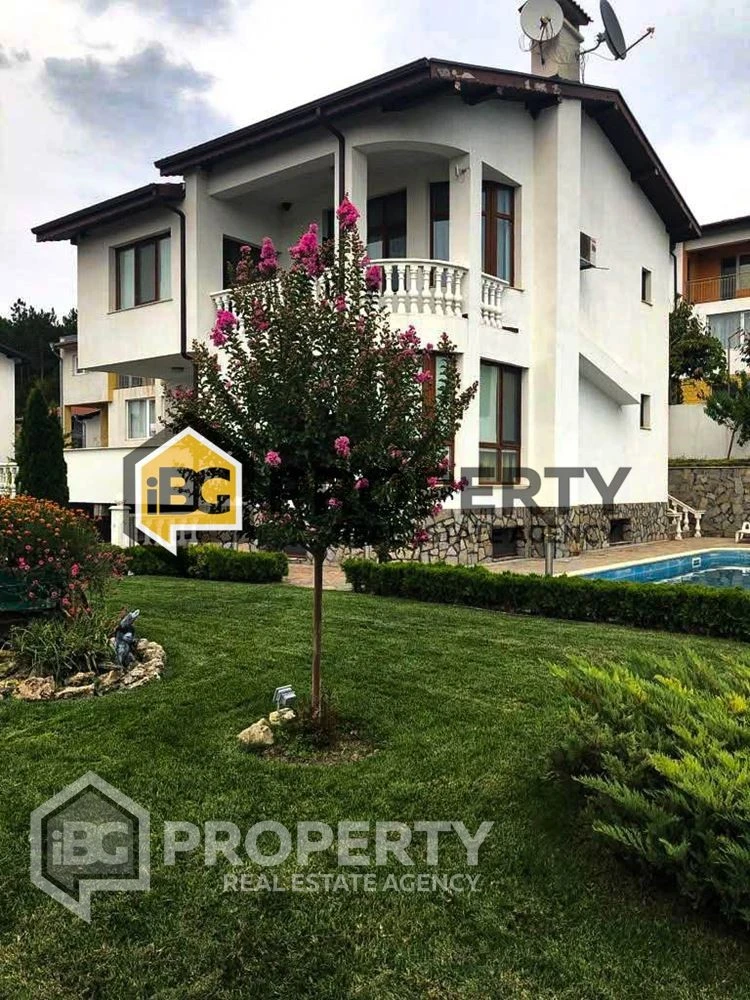 Zum Verkauf steht ein modernes dreistöckiges Haus mit Garten und Pool!