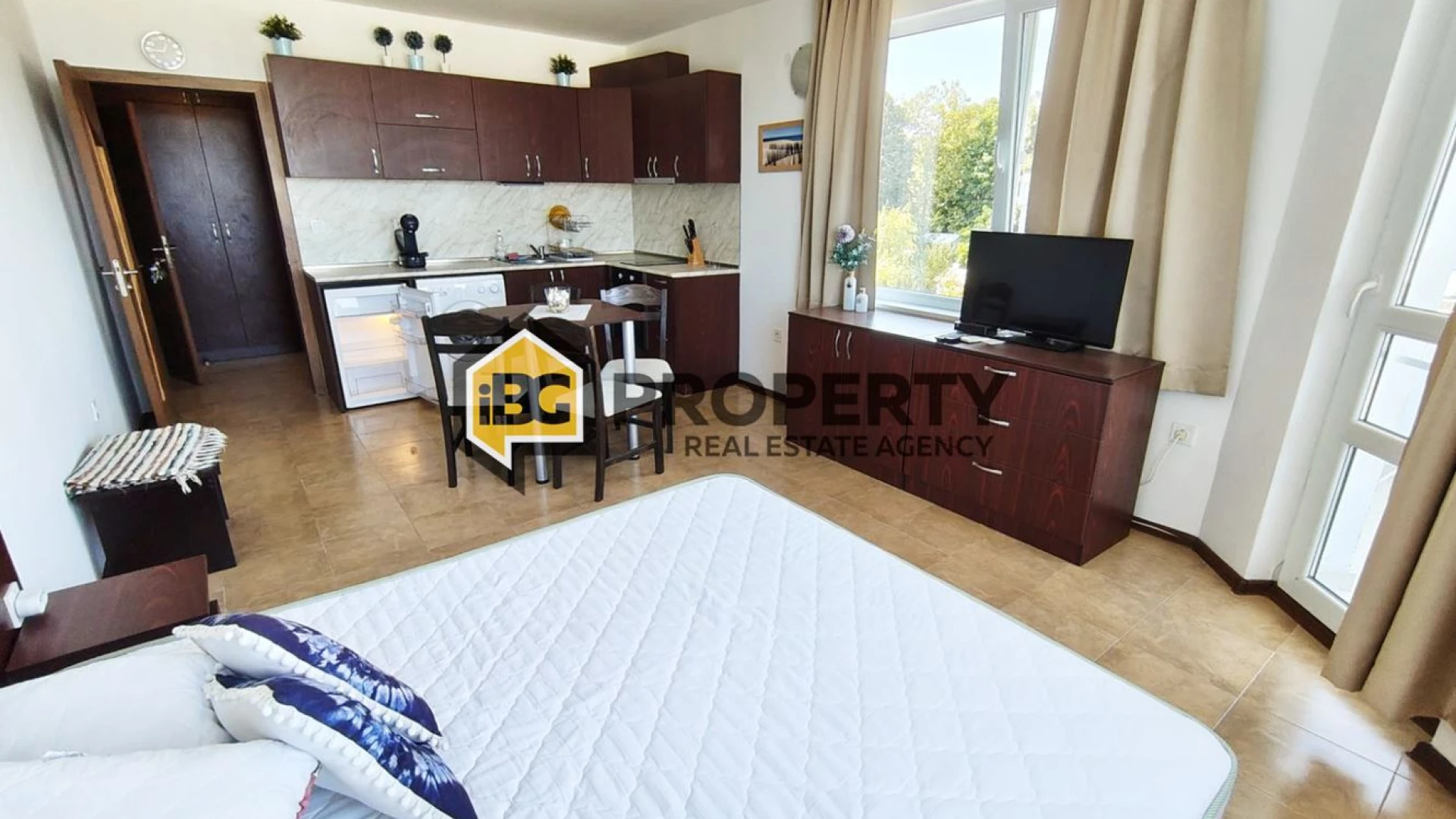 Studio mit Stadt- und Meerblick