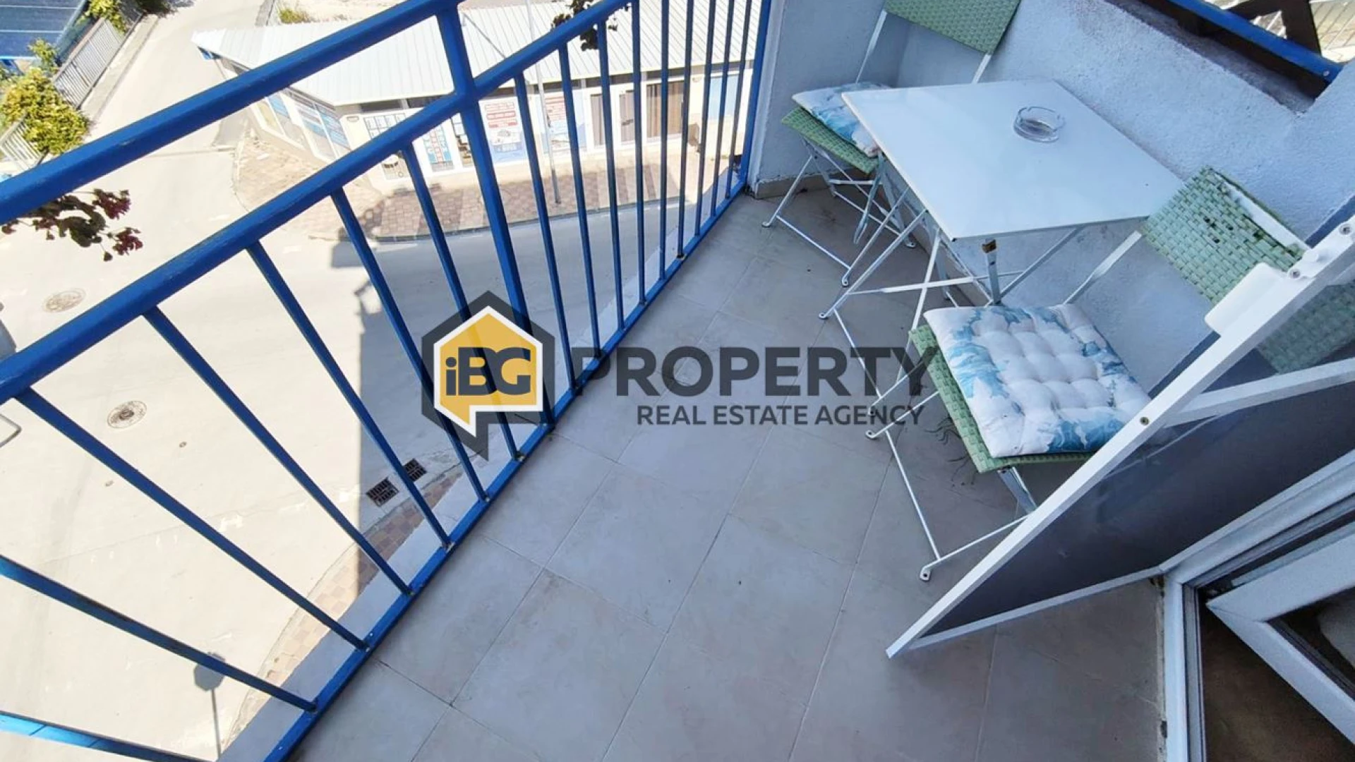 Studio mit Stadt- und Meerblick