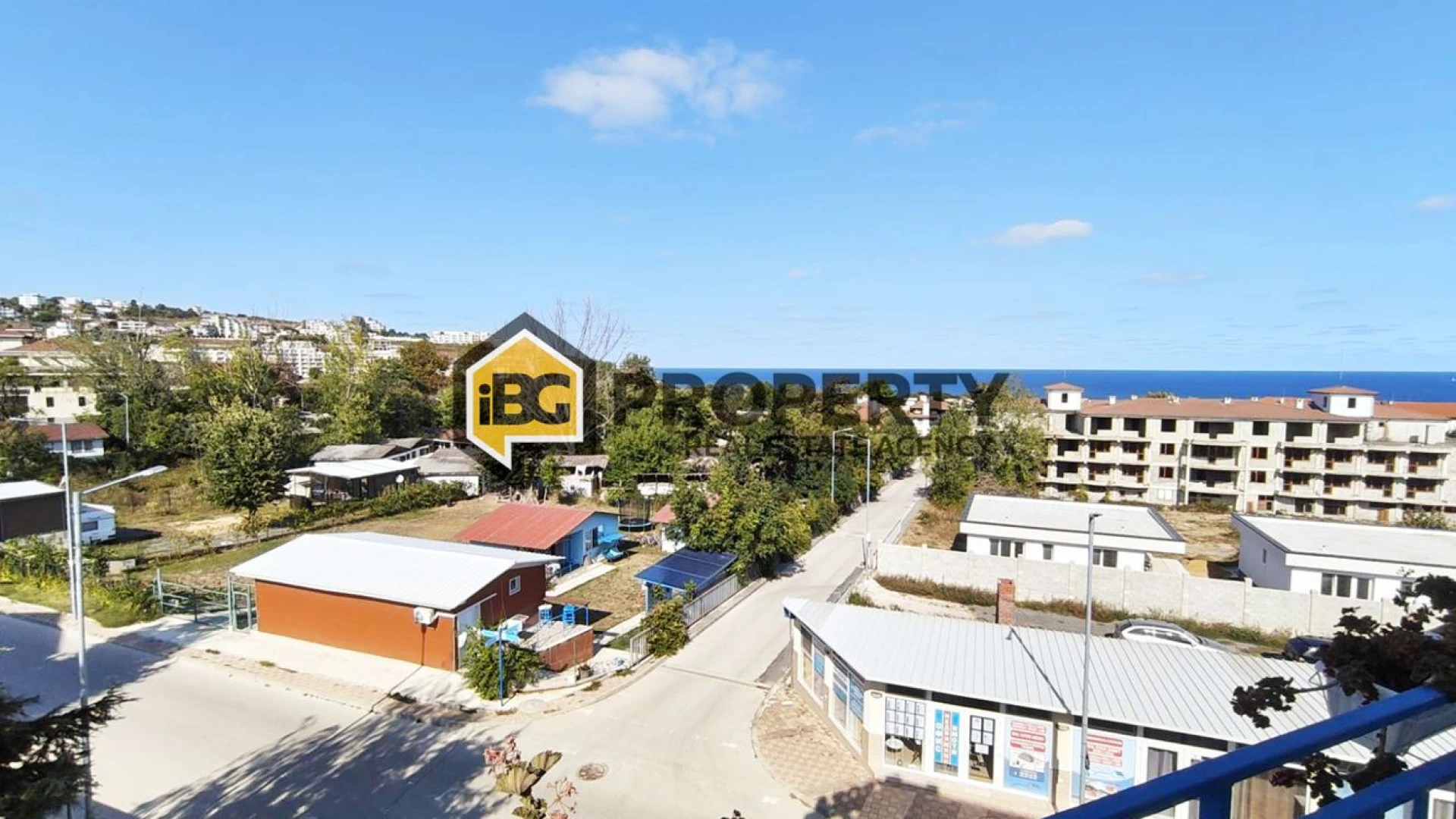 Studio mit Stadt- und Meerblick
